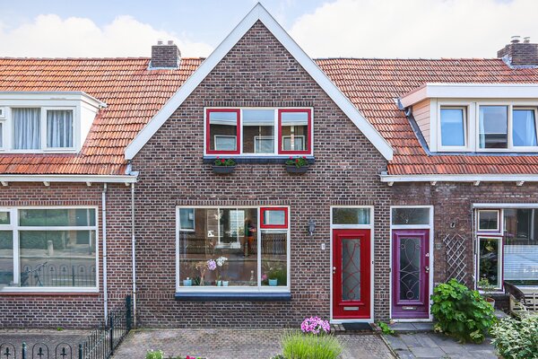 lamberinkfrl's tweet photo. #NIEUWAANBOD // Wauw, een  karakteristieke #woning om verliefd op te worden! Deze prachtige jaren '30 woning aan de #FransHalsstraat in #Leeuwarden is keurig onderhouden en zit bómvol authentieke details! Nieuwsgierig geworden? > https://t.co/W4JpxKvbc0 https://t.co/aQVjEc6SfE