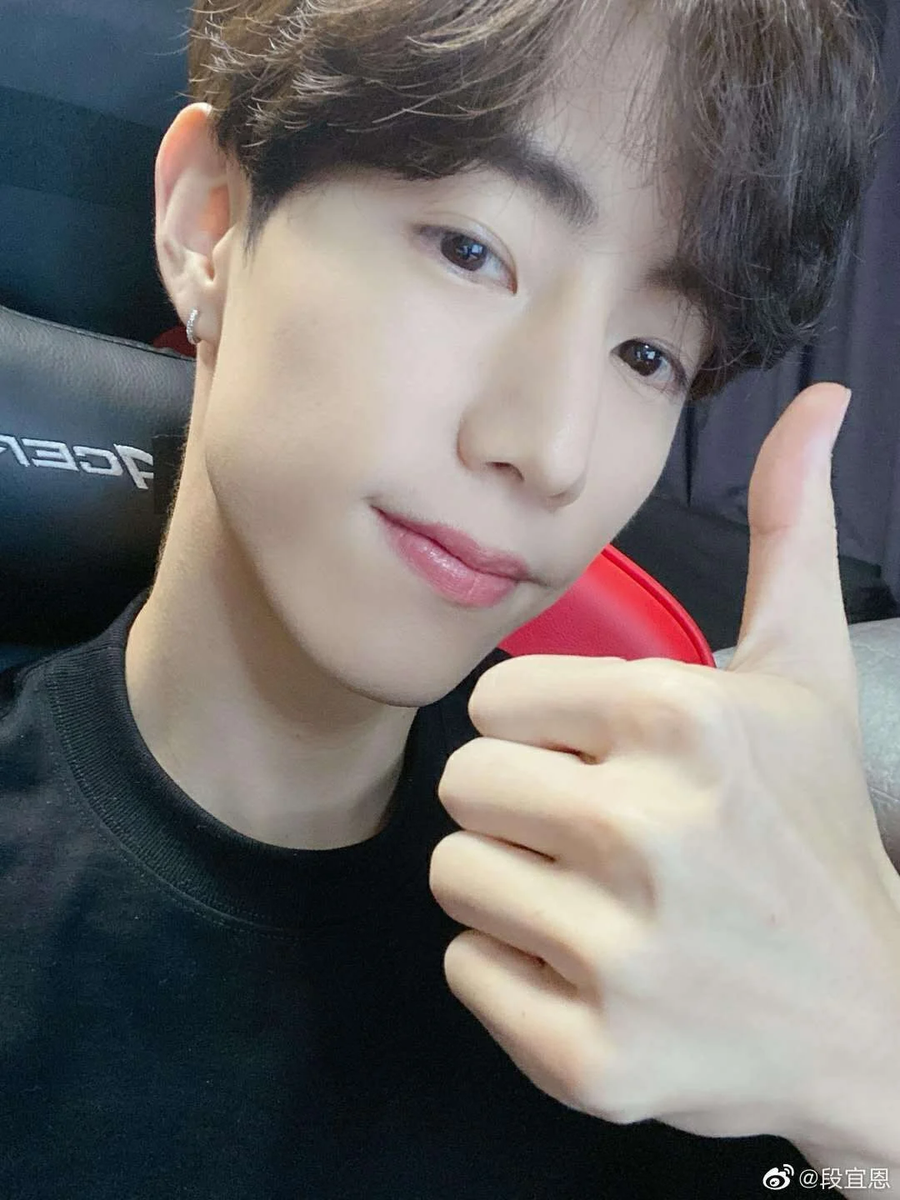 layingwithyou__'s tweet photo. 휴 오늘 마크 립 컬러 공답해줘야 된다 생각해 https://t.co/cqIJHgeRhk