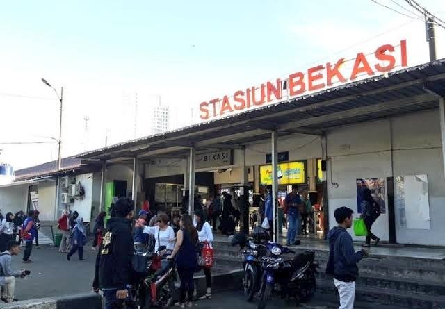 Enaknya tinggal di Bekasi? Emangnya ada? Ada dong.1. Punya Stasiun Besar.Stasiun ini nggak cuma buat naik commuter line doang. Bisa naik kereta api jarak jauh juga!Beli tiket, langsung cus ke Bandung atau kota lainnya. Pulangnya pun sama. Nggak perlu ke Gambir/Senen dulu.