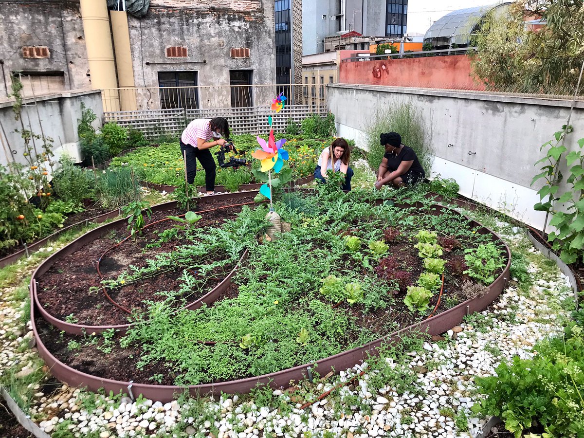 urbanbat's tweet photo. Grabando píldoras urbanas para #URBANBATfest en #Barcelona Reflexiones sobre estos días en los que actividades cotidianas que realizábamos en la ciudad se han metido dentro de casa y en los que no deberíamos descuidar el espacio público como prolongación de lo doméstico https://t.co/mBxr4SjPOi