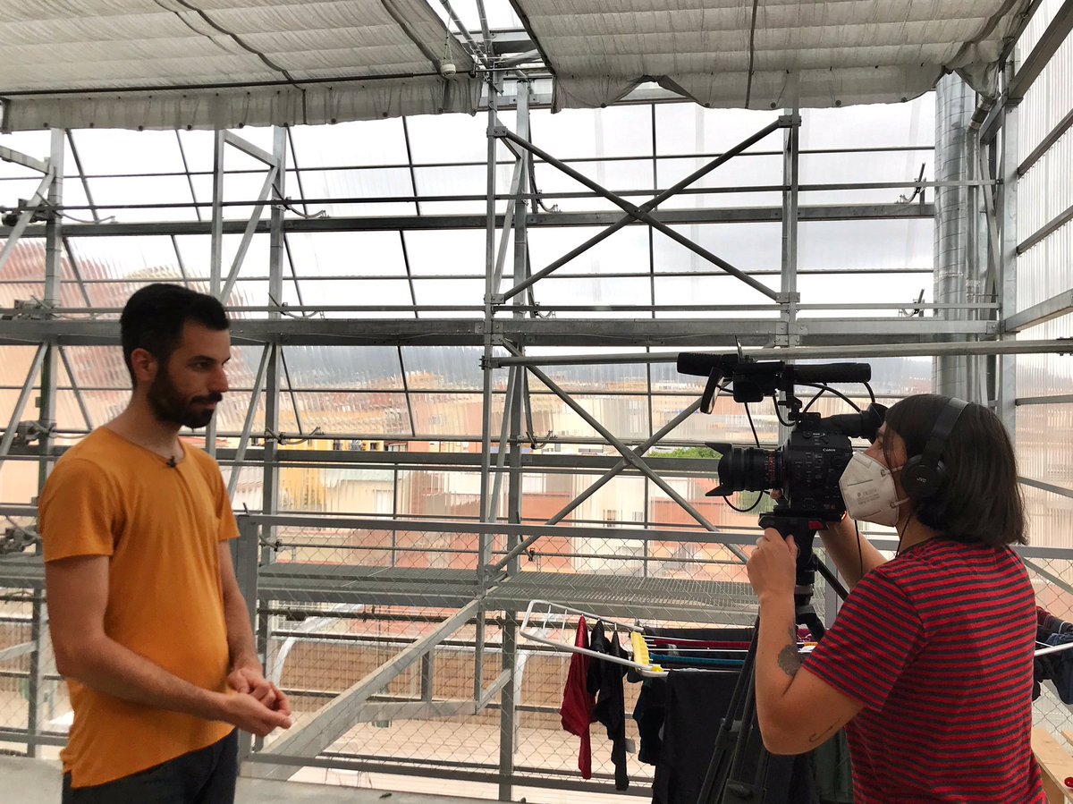 urbanbat's tweet photo. Grabando píldoras urbanas para #URBANBATfest en #Barcelona Reflexiones sobre estos días en los que actividades cotidianas que realizábamos en la ciudad se han metido dentro de casa y en los que no deberíamos descuidar el espacio público como prolongación de lo doméstico https://t.co/mBxr4SjPOi