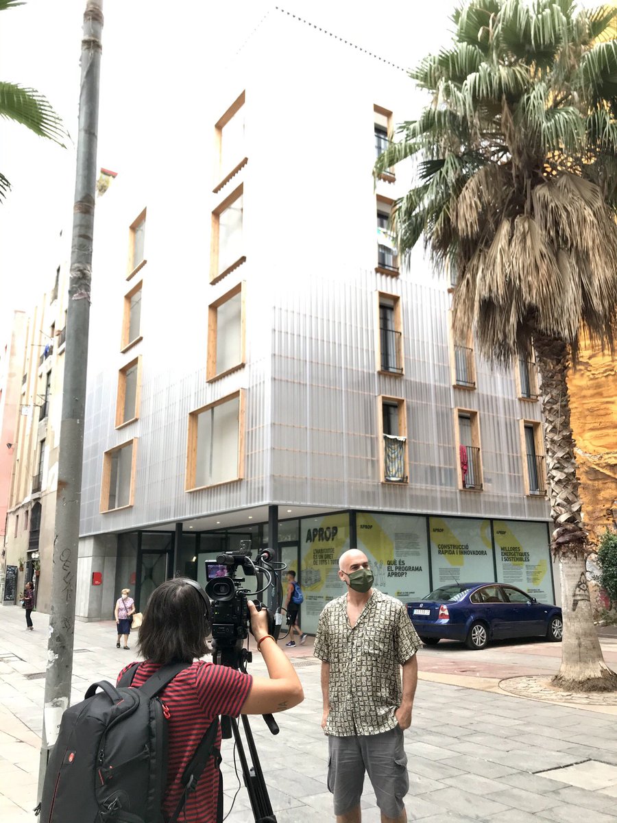 urbanbat's tweet photo. Grabando píldoras urbanas para #URBANBATfest en #Barcelona Reflexiones sobre estos días en los que actividades cotidianas que realizábamos en la ciudad se han metido dentro de casa y en los que no deberíamos descuidar el espacio público como prolongación de lo doméstico https://t.co/mBxr4SjPOi