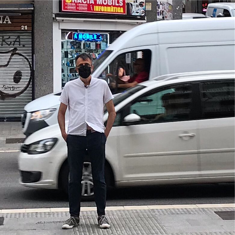 urbanbat's tweet photo. Grabando píldoras urbanas para #URBANBATfest en #Barcelona Reflexiones sobre estos días en los que actividades cotidianas que realizábamos en la ciudad se han metido dentro de casa y en los que no deberíamos descuidar el espacio público como prolongación de lo doméstico https://t.co/mBxr4SjPOi