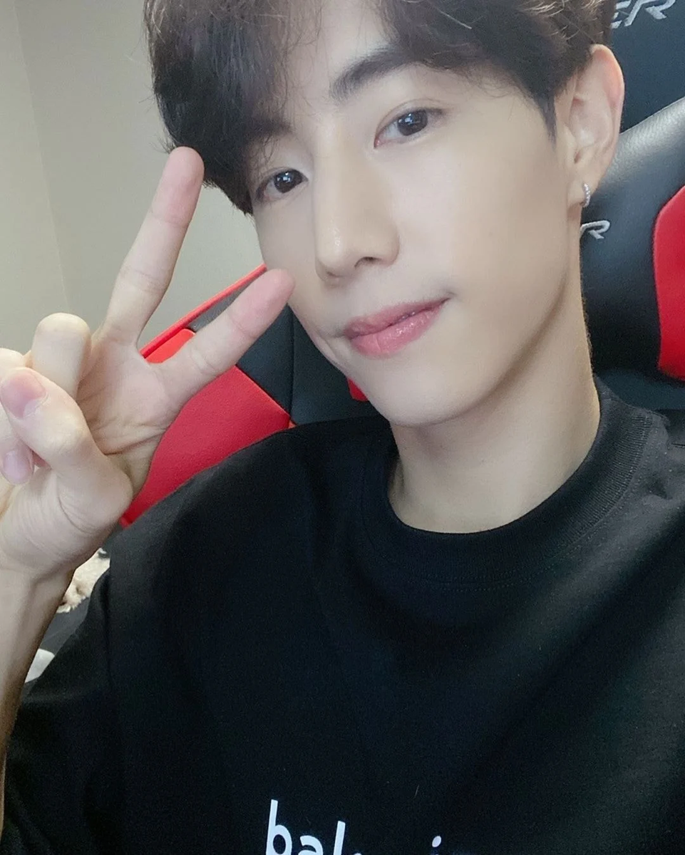 layingwithyou__'s tweet photo. 휴 오늘 마크 립 컬러 공답해줘야 된다 생각해 https://t.co/cqIJHgeRhk