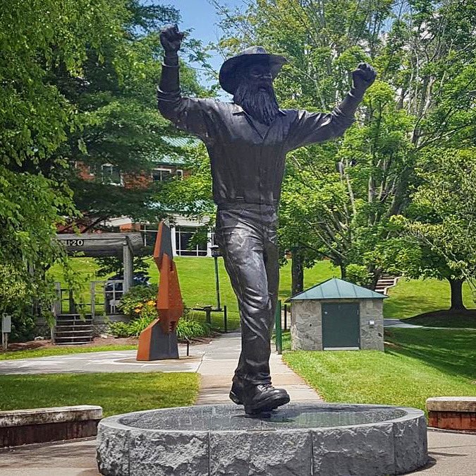 AppSportPsych's tweet photo. Have a great weekend, Mountaineers! Don’t forget to engage in activities that allow you to de-stress Yoself! #AppStateOfMind #MindGrind #SportPsychology #WalkingIntoTheWeekendLike 🧠💪 https://t.co/ZcS0OsF7Hw