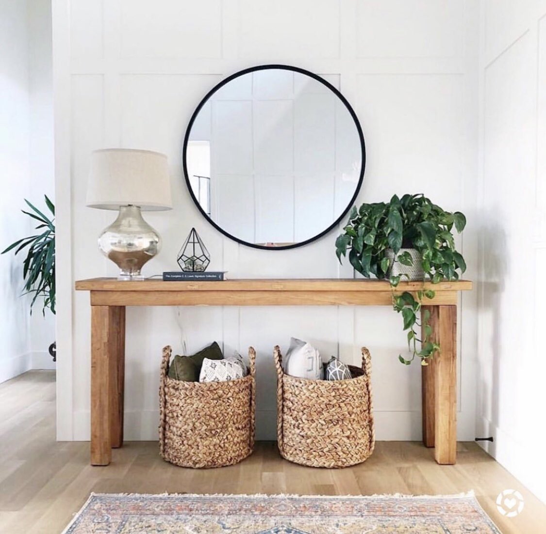 TheFloodsRE's tweet photo. Round mirrors aren’t just chic accent pieces though. They also:
•Help balance the angular lines of a room’s furniture.
•Bounce light around your space, giving your room an overall light & bright feel.
•Make your space feel and look larger as well as more open.
#RoundMirrors https://t.co/JqP9x8imil