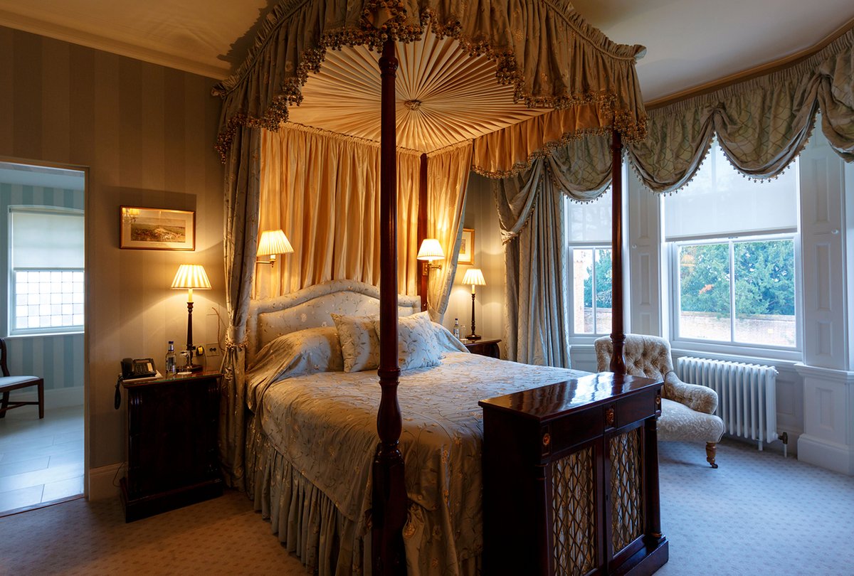 JockeyClubRooms's tweet photo. The King's Suite is one of our most magical #suites. It features a private sitting room, #antique #FourPoster bed and luxurious bathroom, which houses Edward VII’s original bath and taps that have been lovingly restored https://t.co/qCt7ODg4v9