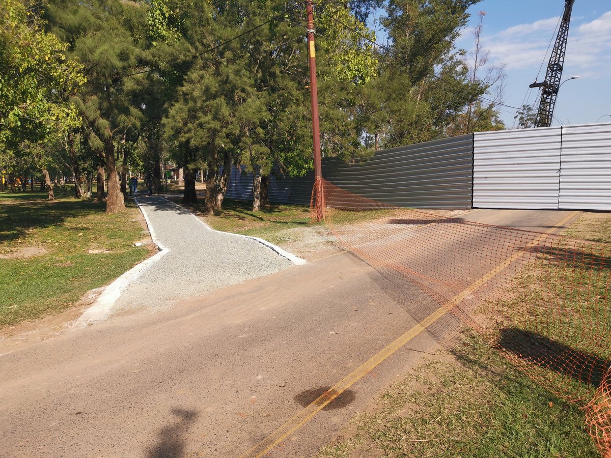 AndyBogarin's tweet photo. @mopcparaguay me parece genial que hagan una pasarela para cruzar hacia el parque olímpico. No podrían por lo menos colocar cemento en el desvio temporal, para los más de 200 que andamos en Roller acá?  #ceroplanificacion #rolleapy #ñuguazu https://t.co/euZieDkRru