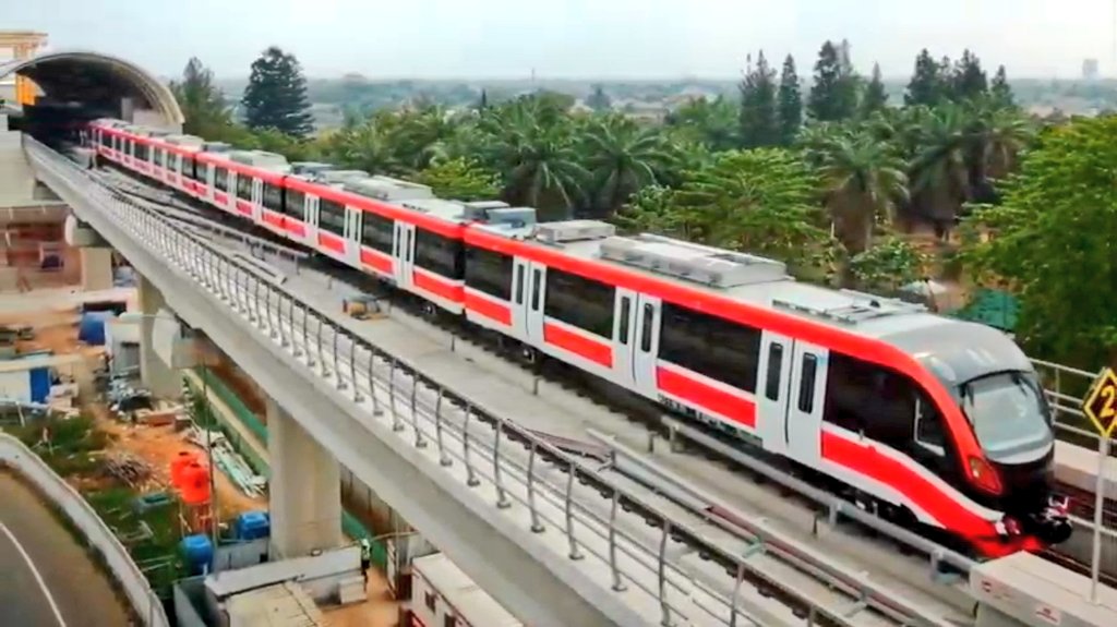 3. Banyak pilihan kendaraan umum ke Jakarta.Bus ada, commuter line ada, TransJakarta ada, LRT? Bentar lagi juga ada.