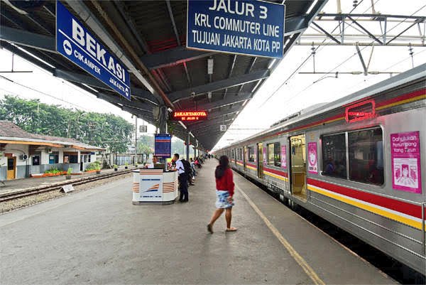 3. Banyak pilihan kendaraan umum ke Jakarta.Bus ada, commuter line ada, TransJakarta ada, LRT? Bentar lagi juga ada.