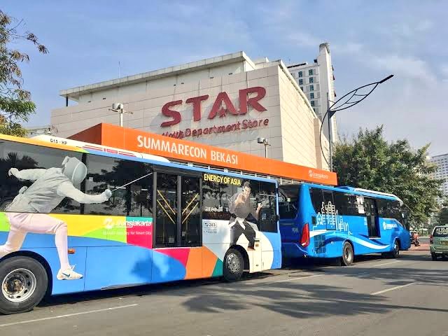 3. Banyak pilihan kendaraan umum ke Jakarta.Bus ada, commuter line ada, TransJakarta ada, LRT? Bentar lagi juga ada.