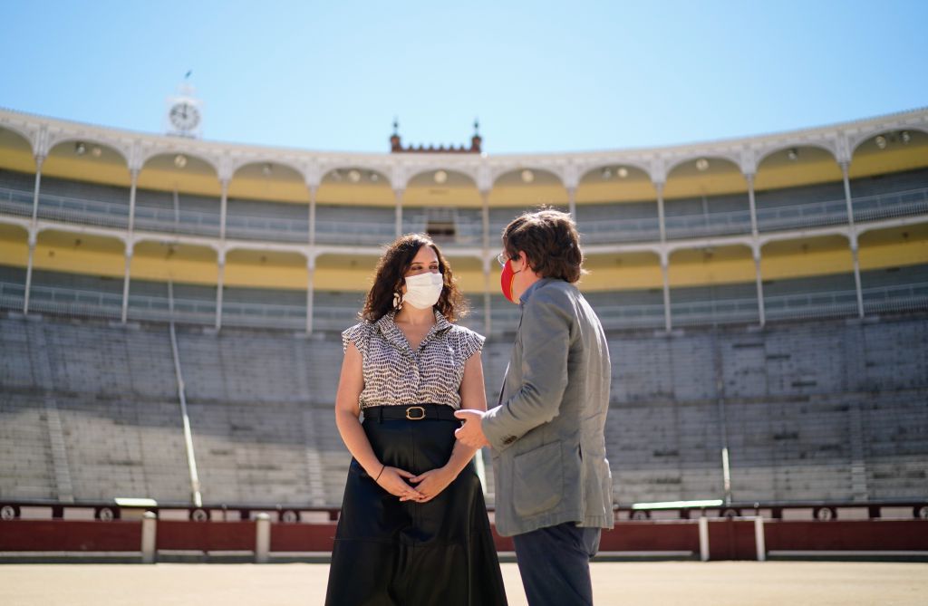 FonsiLoaiza's tweet photo. Madrid ha cerrado las Urgencias por falta de médicos en plena pandemia. Mientras, Díaz Ayuso y Almeida del PP han ido hoy a una plaza de toros para anunciar la subvención a una escuela taurina. https://t.co/JGsb8Vvn3e