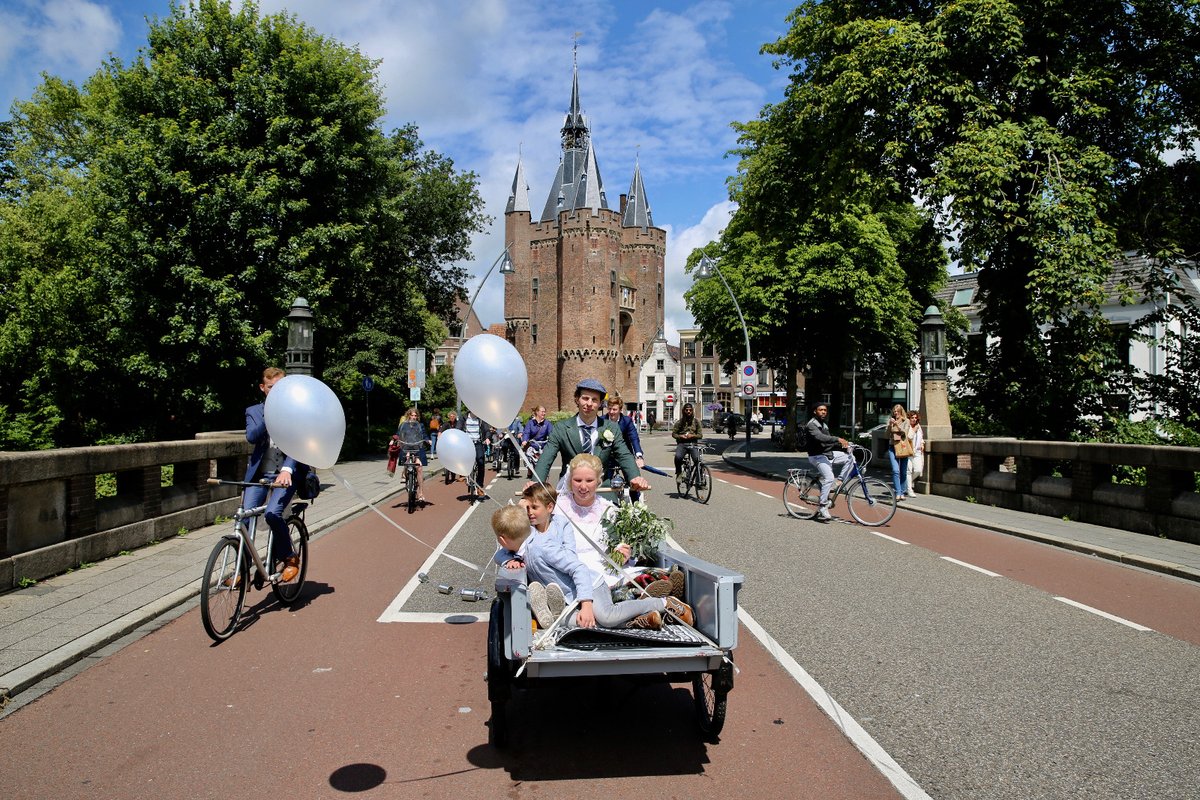 UwStadsboer's tweet photo. Just married! Toen we de vraag kregen voor een bakfiets te leen, zeiden we als Uw Stadsboer direct JA. Gefeliciteerd Martijn &amp; Erica en dank voor de mooie foto’s. https://t.co/CGYSj8Jjmj