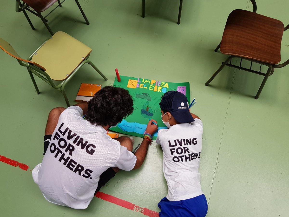 cooperacion's tweet photo. Los participantes en el #ProgramaLiderazgoSocial de Aragón, creando proyectos de innovación social. ¡Esto es aprovechar el verano para aprender y crecer! Enhorabuena a los alumnos y alumnas y a los voluntari@s!! https://t.co/CkKUtAmQmj