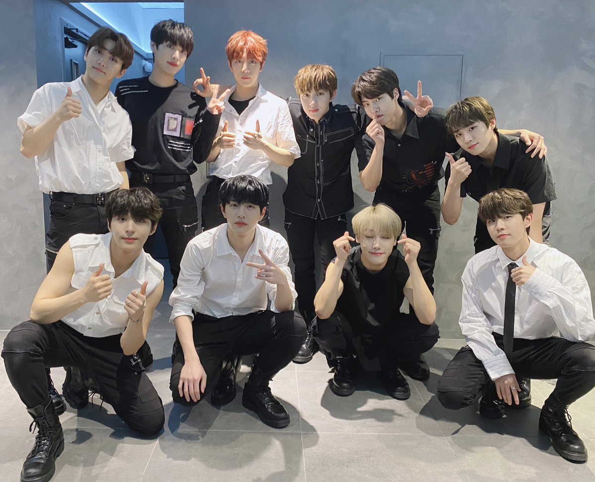 GoldenChild's tweet photo. [📸] 20.07.17 팬사인회를 마치고

골드니스는 정전 났을 때 골든차일드 사진을 걸어둔다면서요!
골든차일드 사진에서 빛✨이 나서..!!
자체발광 빛나는 우리 골든차일드
이제 말하기도 입 아프네요🤭

#GoldenChild #골든차일드
#Take_A_Leap #ONE #Lucid_dream https://t.co/iDwBNbr0Aq