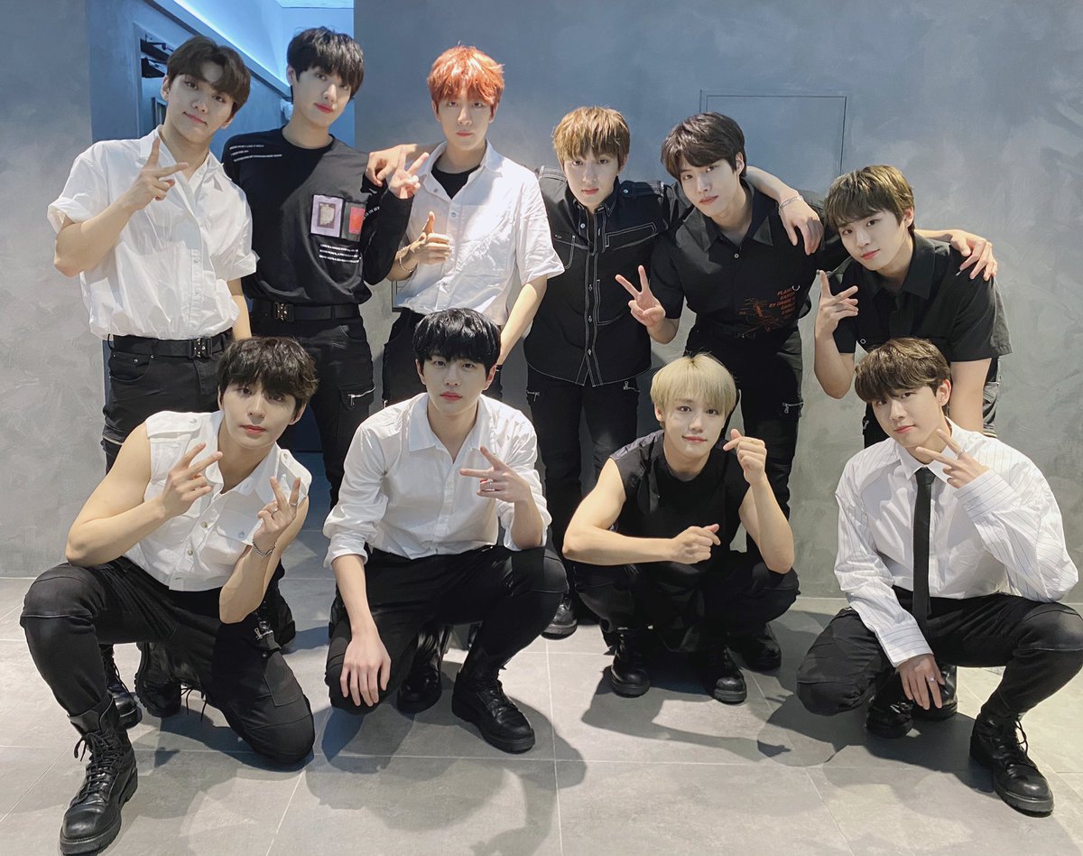 GoldenChild's tweet photo. [📸] 20.07.17 팬사인회를 마치고

골드니스는 정전 났을 때 골든차일드 사진을 걸어둔다면서요!
골든차일드 사진에서 빛✨이 나서..!!
자체발광 빛나는 우리 골든차일드
이제 말하기도 입 아프네요🤭

#GoldenChild #골든차일드
#Take_A_Leap #ONE #Lucid_dream https://t.co/iDwBNbr0Aq