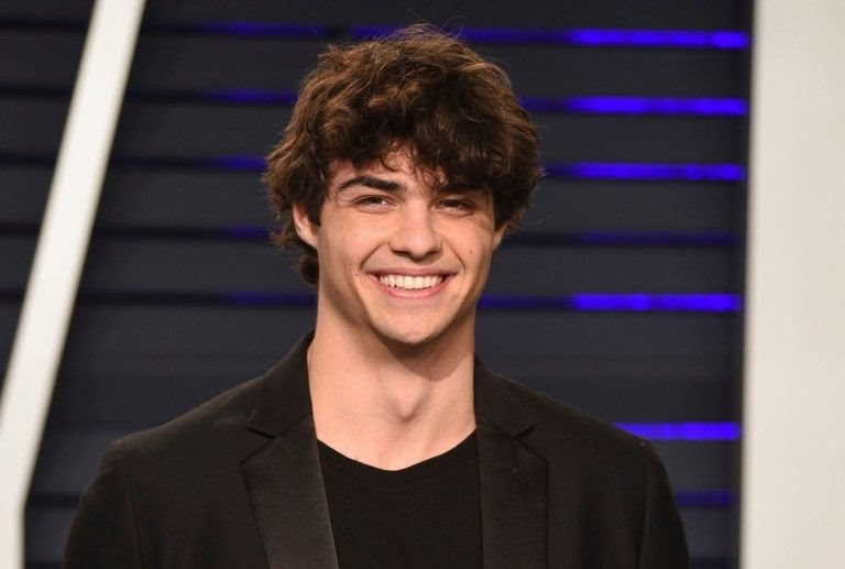 <a href="/noahcent/">Noah</a> é o mais novo integrante de #BlackAdam. O ator dará vida ao personagem Atom Smasher, que possui a capacidade de controlar sua estrutura molecular. 

Lembrando que as gravações devem se iniciar na Geórgia no começo do ano que vem.