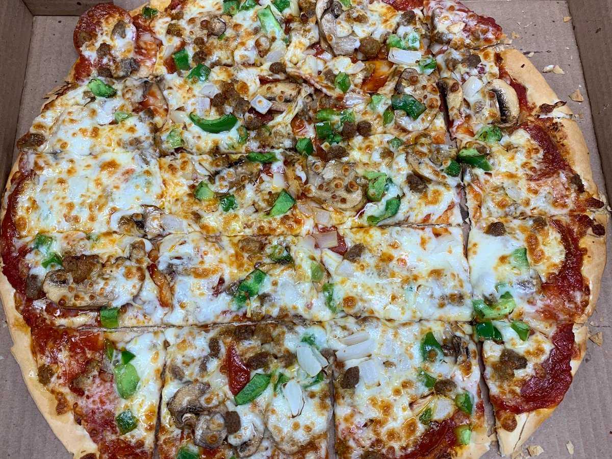 Ayooo! It's#FreePizzaFriday! Hit that RT button for your chance to win a free large one topping from Mister B's! Must follow to win. 🍕🍕