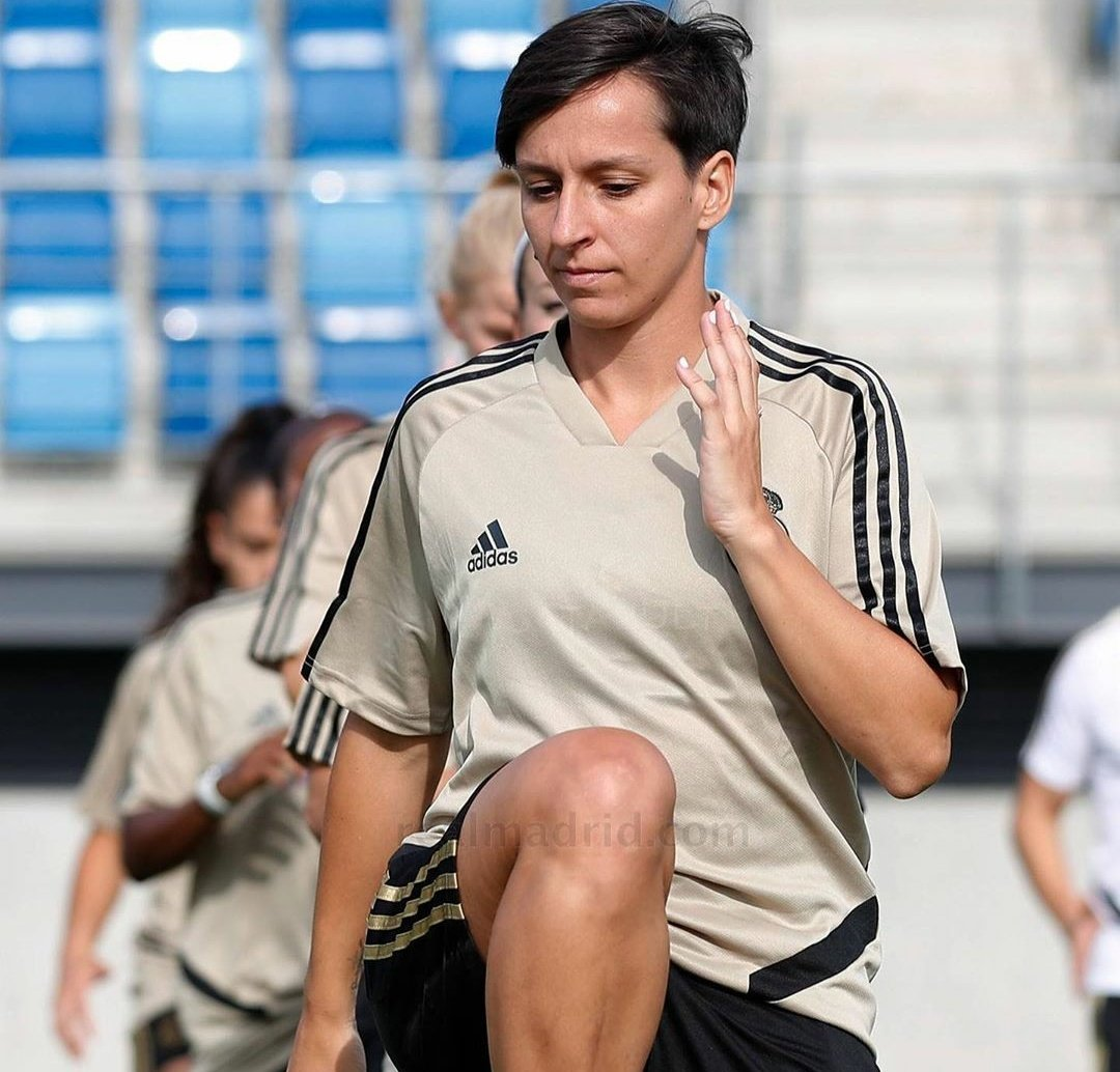 •Her long range passing ability is amazing, making her capable of starting an attack with a ball over the top.•She is skilled in 1v1 situations to get past the opponents with ease. She isn’t the quickest but has enough pace to get past her opponents•Intelligent off-the ball.