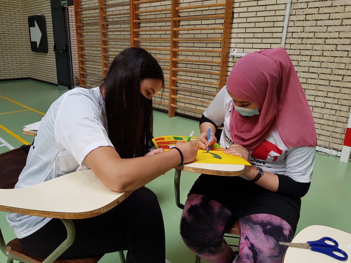cooperacion's tweet photo. Los participantes en el #ProgramaLiderazgoSocial de Aragón, creando proyectos de innovación social. ¡Esto es aprovechar el verano para aprender y crecer! Enhorabuena a los alumnos y alumnas y a los voluntari@s!! https://t.co/CkKUtAmQmj