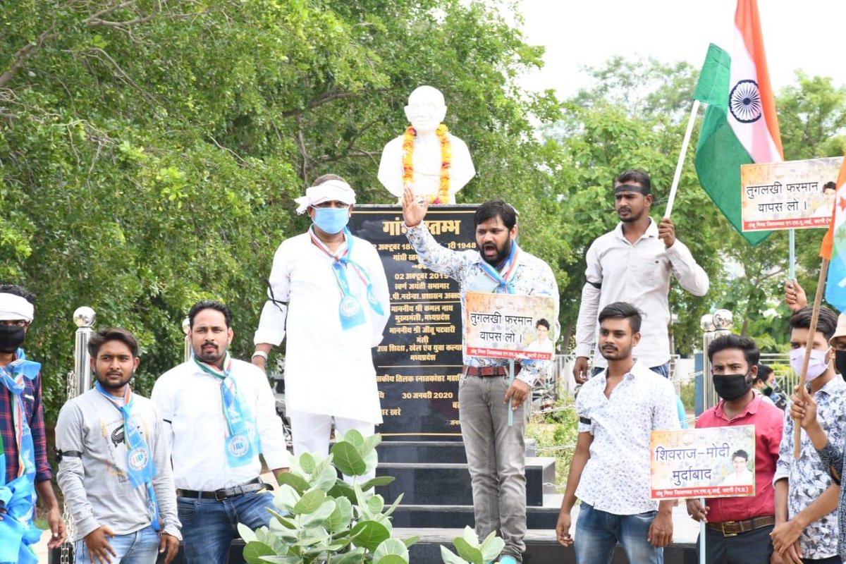 nsui's tweet photo. कोरोना संकटकाल में UGC व केंद्र सरकार द्वारा अंतिम वर्ष के छात्रों की परीक्षाएं कराने के ���ुग़लकी फ़रमान को वापस लेने, कालेज एवं स्कूलों की 6 माह की फ़ीस माफ़ी की माँग को लेकर कटनी जिले में NSUI कार्यकर्ताओं द्वारा काली पट्टी बांधकर पीएम मोदी का पुतला दहन कर विरोध प्रदर्शन किया। https://t.co/uZhJsRvgNl