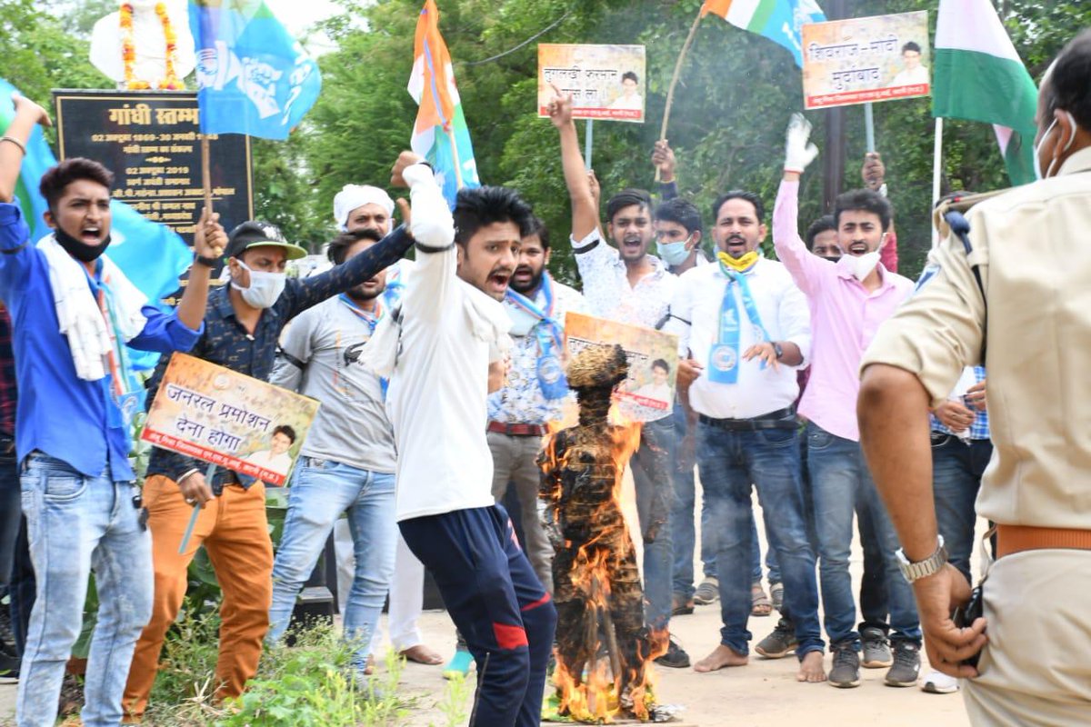 nsui's tweet photo. कोरोना संकटकाल में UGC व केंद्र सरकार द्वारा अंतिम वर्ष के छात्रों की परीक्षाएं कराने के ���ुग़लकी फ़रमान को वापस लेने, कालेज एवं स्कूलों की 6 माह की फ़ीस माफ़ी की माँग को लेकर कटनी जिले में NSUI कार्यकर्ताओं द्वारा काली पट्टी बांधकर पीएम मोदी का पुतला दहन कर विरोध प्रदर्शन किया। https://t.co/uZhJsRvgNl