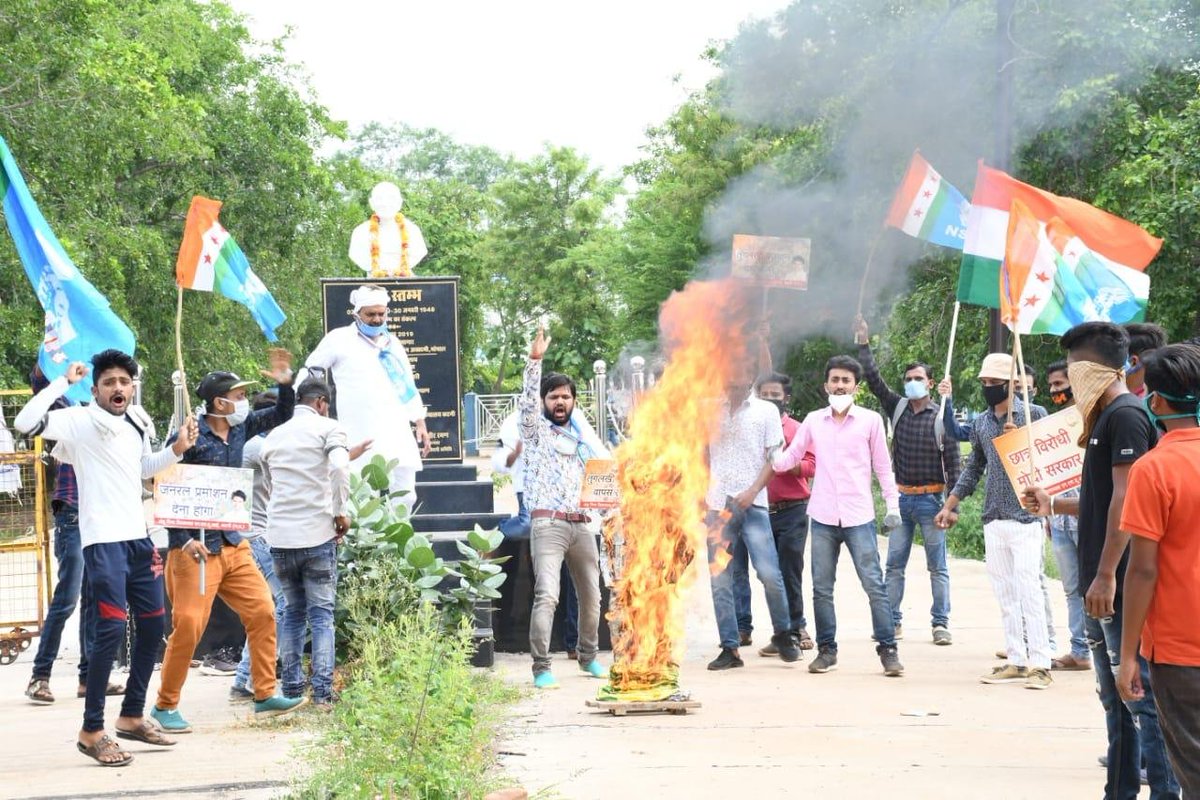 nsui's tweet photo. कोरोना संकटकाल में UGC व केंद्र सरकार द्वारा अंतिम वर्ष के छात्रों की परीक्षाएं कराने के ���ुग़लकी फ़रमान को वापस लेने, कालेज एवं स्कूलों की 6 माह की फ़ीस माफ़ी की माँग को लेकर कटनी जिले में NSUI कार्यकर्ताओं द्वारा काली पट्टी बांधकर पीएम मोदी का पुतला दहन कर विरोध प्रदर्शन किया। https://t.co/uZhJsRvgNl