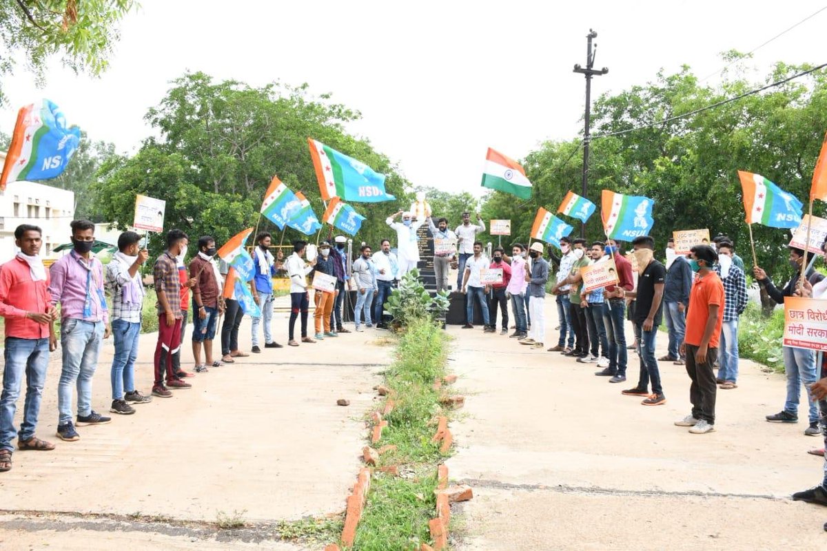 nsui's tweet photo. कोरोना संकटकाल में UGC व केंद्र सरकार द्वारा अंतिम वर्ष के छात्रों की परीक्षाएं कराने के ���ुग़लकी फ़रमान को वापस लेने, कालेज एवं स्कूलों की 6 माह की फ़ीस माफ़ी की माँग को लेकर कटनी जिले में NSUI कार्यकर्ताओं द्वारा काली पट्टी बांधकर पीएम मोदी का पुतला दहन कर विरोध प्रदर्शन किया। https://t.co/uZhJsRvgNl