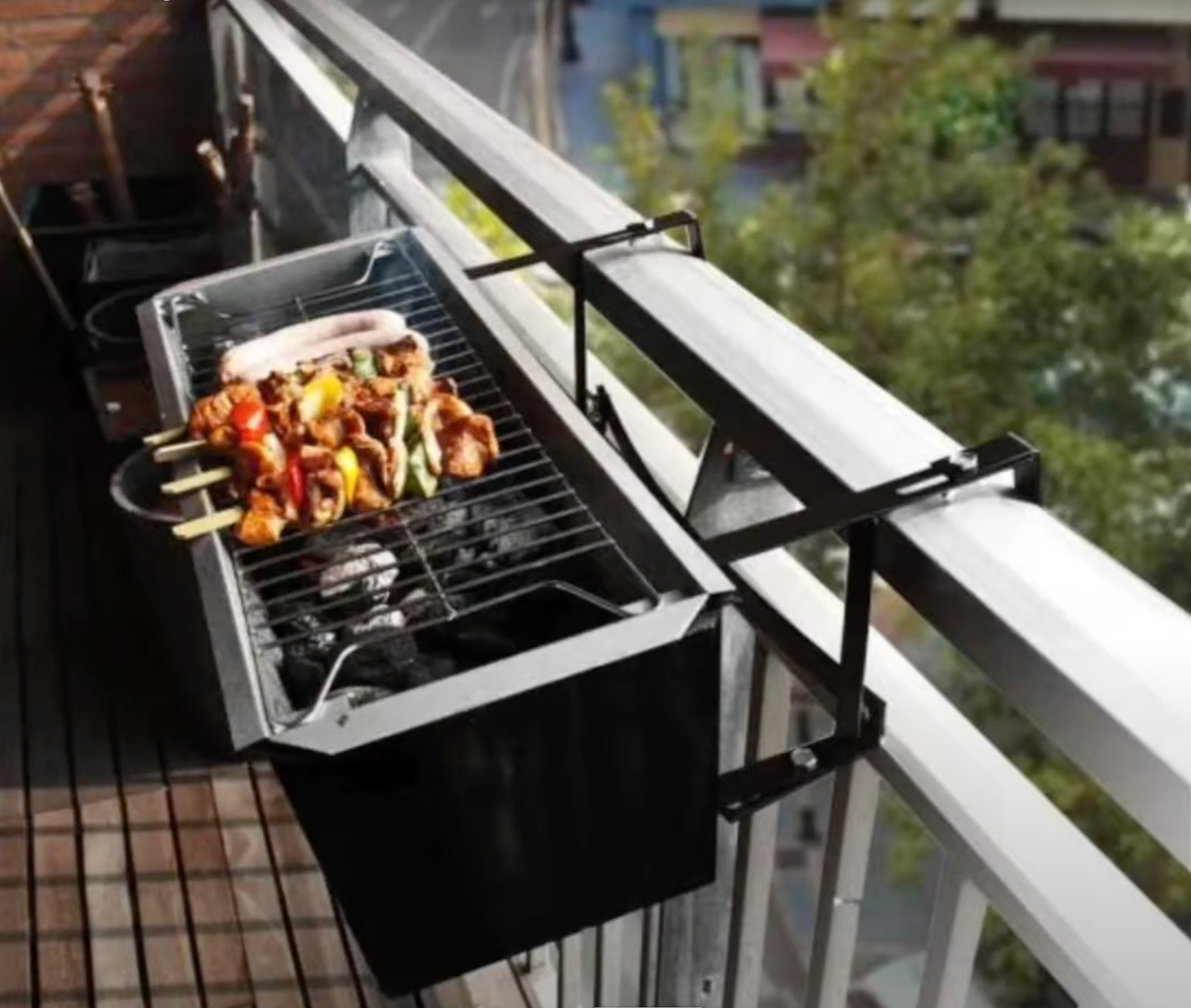 DubFireBrigade's tweet photo. Do you have a ‘Balcony’ barbecue? Thought about buying one? 

Don’t!

They are dangerous. It is recommended to NEVER barbecue on a balcony.

These items have been removed from sale by online retailers who are issuing refunds after lobbying by @LondonFire 

Pics courtesy of LFB. https://t.co/H6MZKbV4UA
