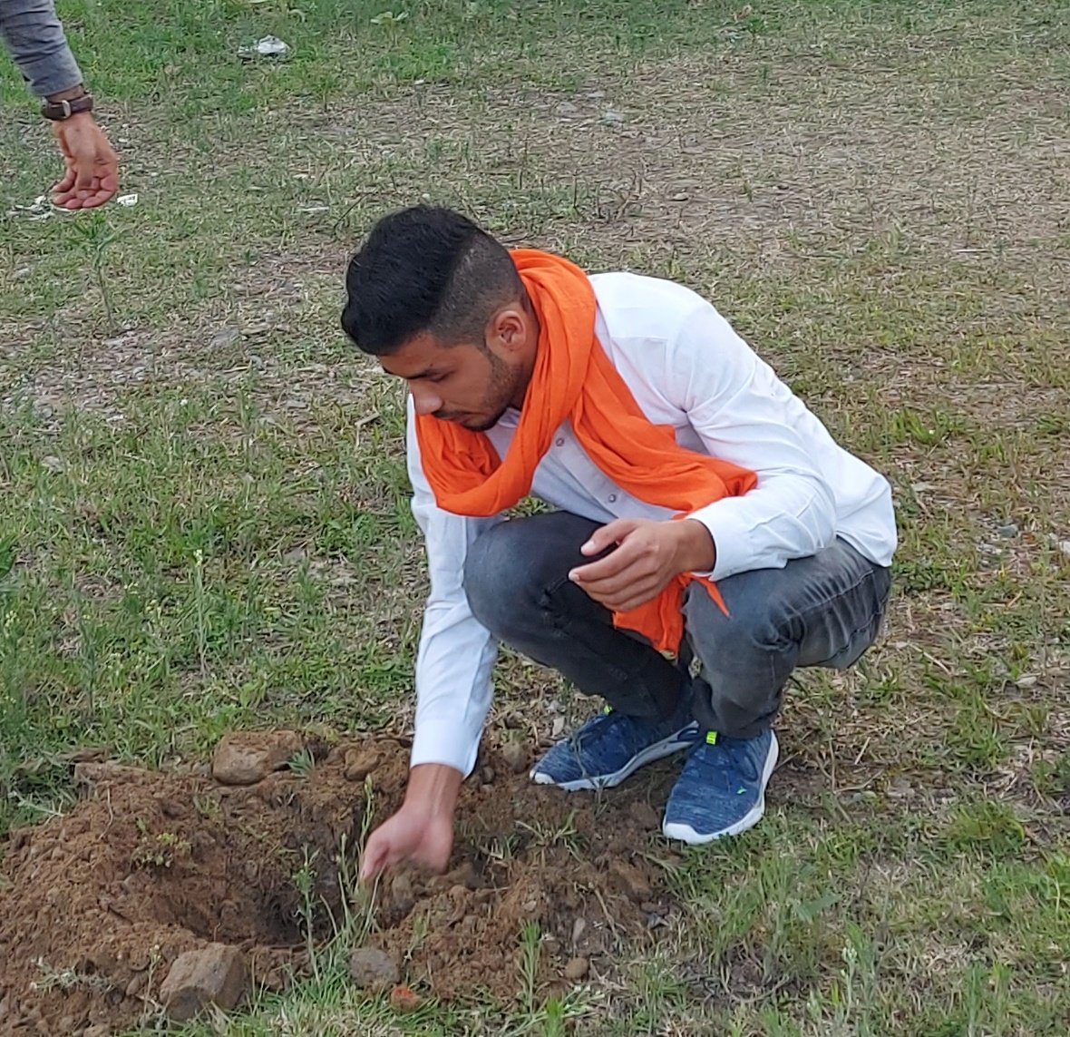 Abvpkrishnanegi's tweet photo. आज अखिल भारतीय विद्यार्थी परिषद अल्मोड़ा इकाई के कार्यकर्ताओं द्वारा उदय शंकर नाटय अकादमी के चारों ओर वृक्षारोपण के तहत 20 पौधों को लगाया गया....।। 🌱🌱
#GREEN_ENVIRONMENT
#PLANT_TREES 🌱🌱
@nidhitripathi92 @UttaranchalAbvp @ABVPVoice @Pardeep_hr @SemwalAnjali @DineshR66795016 https://t.co/utopaFRou4