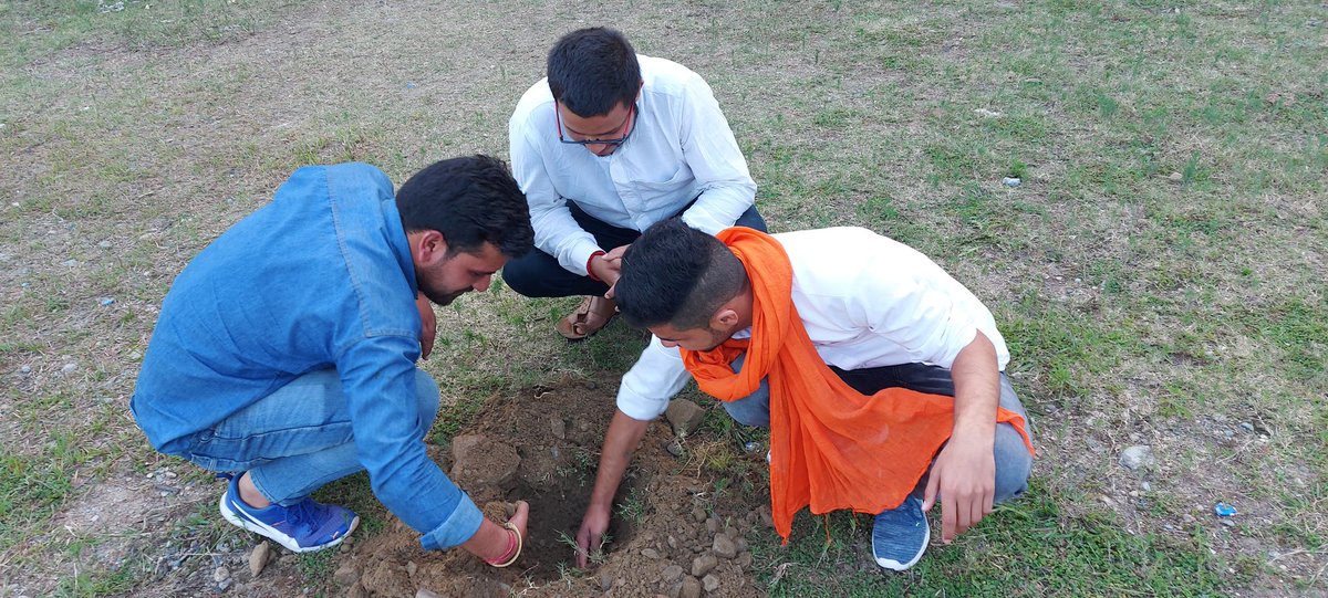 Abvpkrishnanegi's tweet photo. आज अखिल भारतीय विद्यार्थी परिषद अल्मोड़ा इकाई के कार्यकर्ताओं द्वारा उदय शंकर नाटय अकादमी के चारों ओर वृक्षारोपण के तहत 20 पौधों को लगाया गया....।। 🌱🌱
#GREEN_ENVIRONMENT
#PLANT_TREES 🌱🌱
@nidhitripathi92 @UttaranchalAbvp @ABVPVoice @Pardeep_hr @SemwalAnjali @DineshR66795016 https://t.co/utopaFRou4