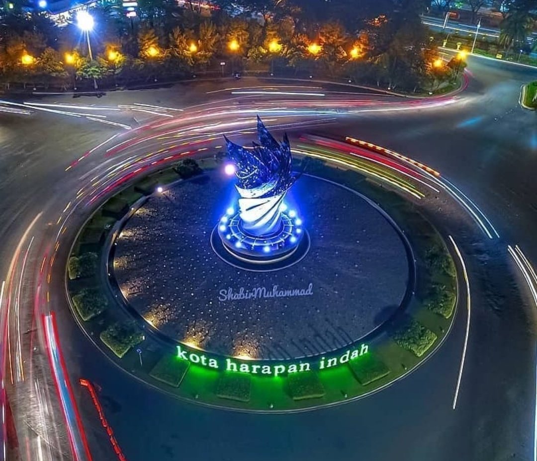 Zona A:Daerah paling atas, paling utara.Cocok buat yang harus bolak-balik ke Jakarta via Cakung-Pulogadung.Bisa pengguna motor, mobil, atau TransJ. Kereta? Jangan dah, kejauhan ke stasiun.Ikonnya: Harapan Indah. Lumayan lah, mau jajan promo-promo Grabfood bisa di marih.