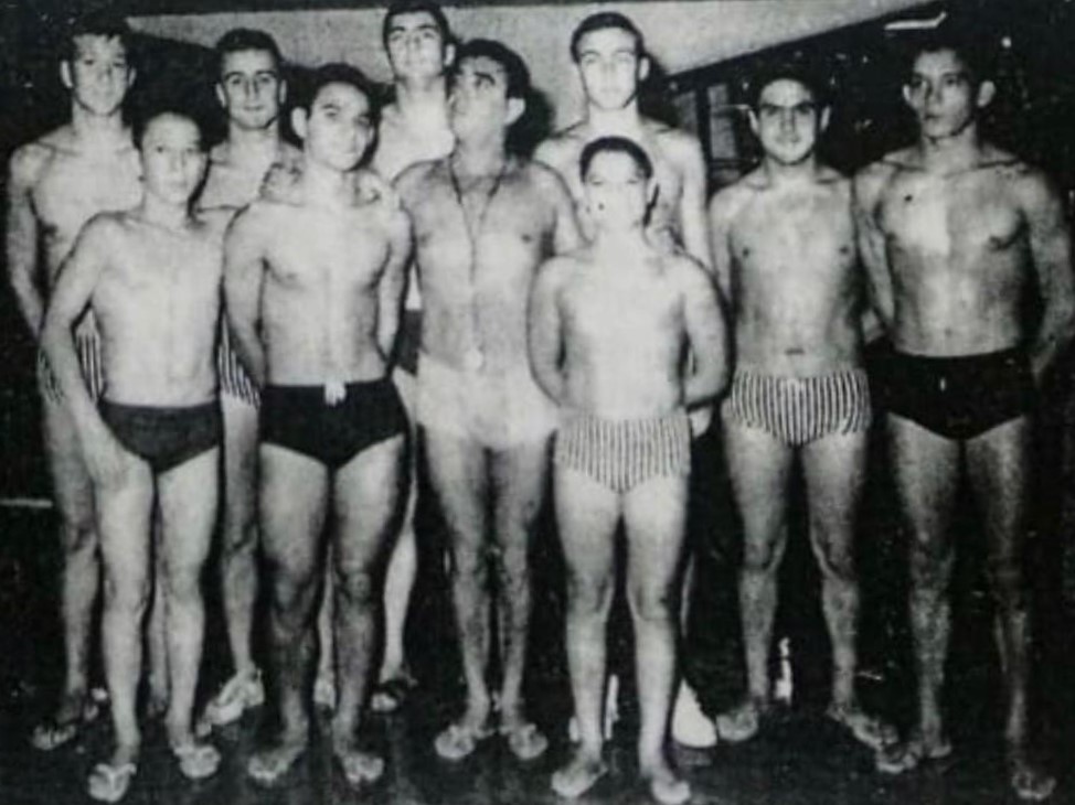 fncv_oficial's tweet photo. La natación valenciana está de luto por el fallecimiento de D. Manuel Barrachina
Ambas fotografías son un reflejo de toda una vida dedicada a nuestra natación: el @cnferca  proclamándose vencedor del Cto. Regional de 1964 y del Cto. Autonómico de 2019 junto a 'Barra'.
D.E.P. https://t.co/fz74dCmvMM