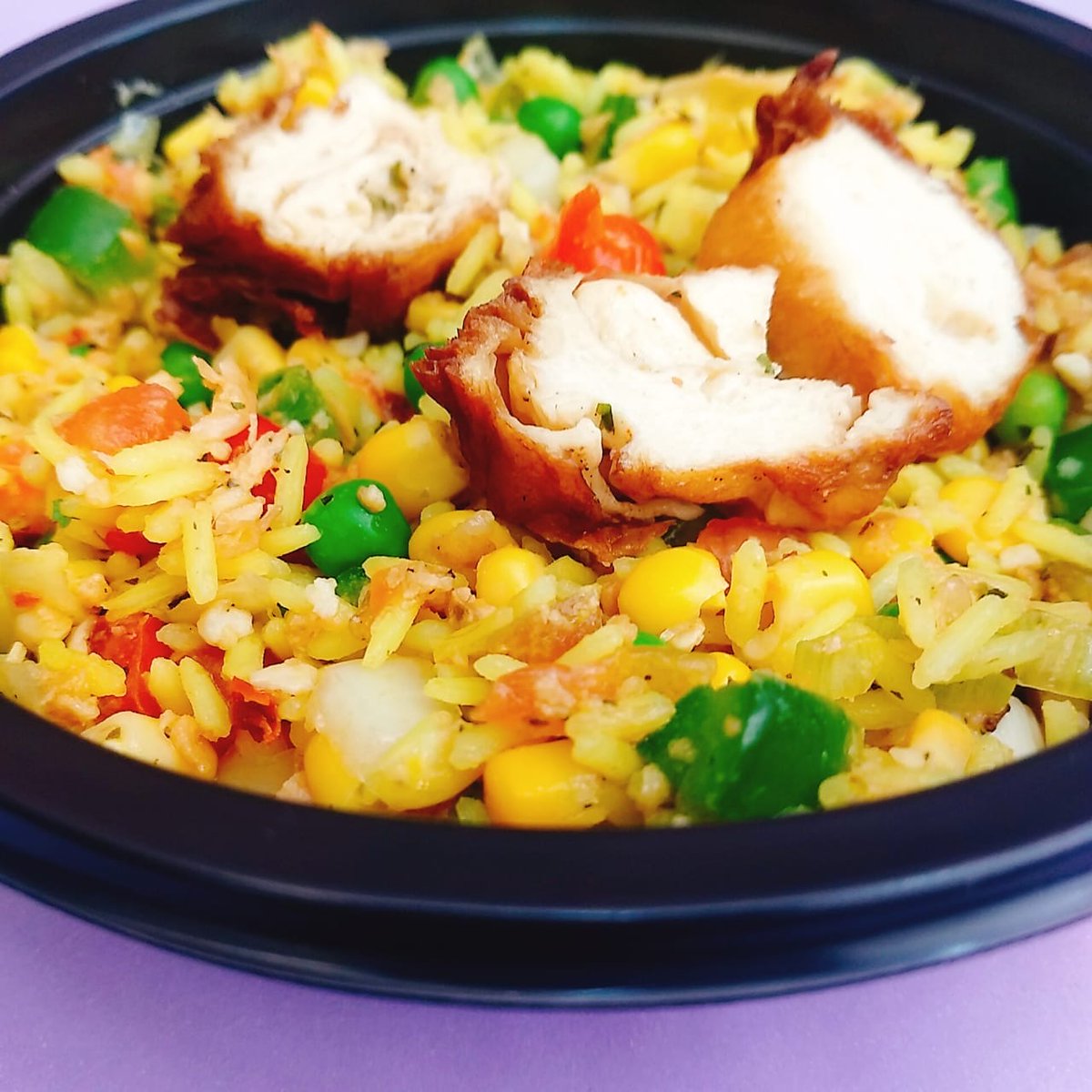 vegans2go's tweet photo. Galinha? 'GALINHANADA'! Aqui o almoço não tem sofrimento: arroz com açafrão, "frango", milho, ervilha, cebola, pimentão e tomate. Pedidos pelo iFood ou 3582-8516 https://t.co/Tbyiew07Qb
