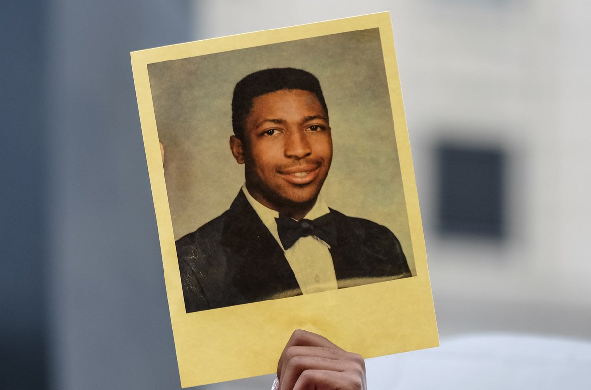 ajplus's tweet photo. Police killed #EricGarner 6 years ago today.

Officer Daniel Pantaleo held him in a banned police chokehold. He was never criminally charged, and only fired last year.

Almost 1,000 people have reported the NYPD using banned chokeholds on them since Garner's killing. https://t.co/WhQKmByzlL