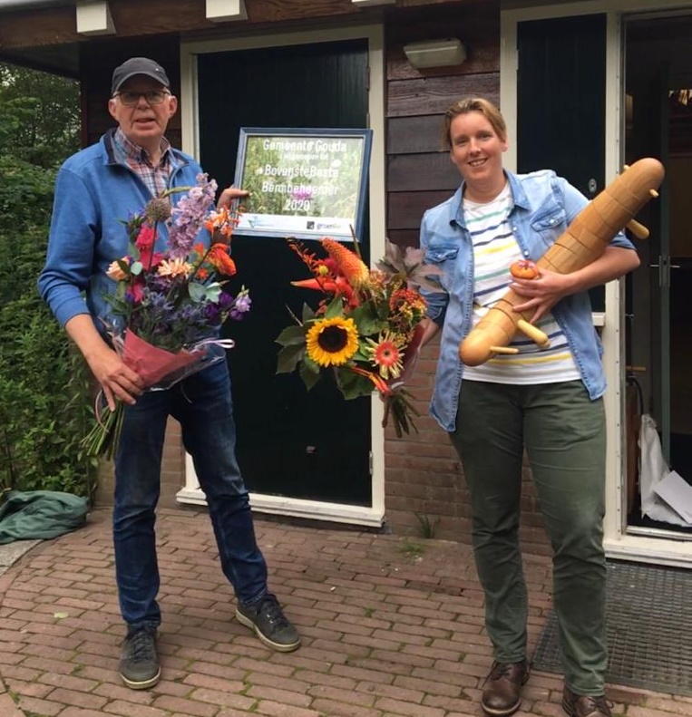 GemeenteGouda's tweet photo. Gemeente Gouda is uitgeroepen tot BovensteBeste Bermbeheerder 2020. André Kleinwee en Marieke van der Meer namen de prijs in ontvangst. André zet zich al 40 jaar in voor natuur, insecten en vlinders en Marieke zorgt voor het reguliere onderhoud. Meer: https://t.co/VjPibmxEaZ https://t.co/zg49dfZNd5