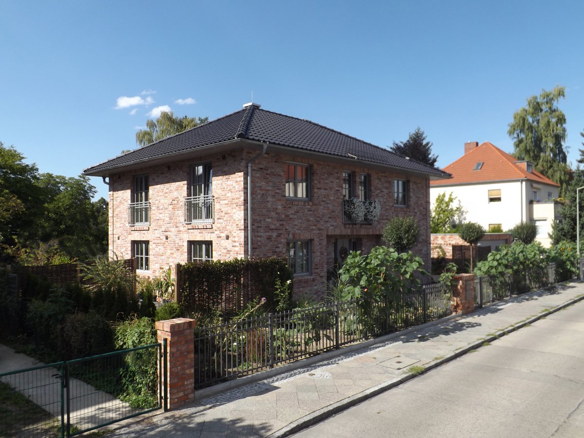 Bauunion1905's tweet photo. Kombinieren Sie Ihre #Stadtvilla S500 mit #Klinkerfassade, rundem #Erker und bodentiefen Fenstern, die dem Innenbereich den Charakter eines gemütlichen #Wintergarten verleihen. Auf dem #Balkon ⛱ lässt sich  die Sonne genießen. ☀️ Infos unter https://t.co/AMz6A4DGy3. #Berlin #Bau https://t.co/OtOc4Qadn8