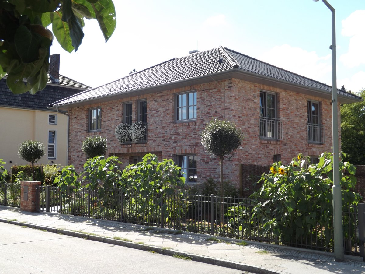 Bauunion1905's tweet photo. Kombinieren Sie Ihre #Stadtvilla S500 mit #Klinkerfassade, rundem #Erker und bodentiefen Fenstern, die dem Innenbereich den Charakter eines gemütlichen #Wintergarten verleihen. Auf dem #Balkon ⛱ lässt sich  die Sonne genießen. ☀️ Infos unter https://t.co/AMz6A4DGy3. #Berlin #Bau https://t.co/OtOc4Qadn8