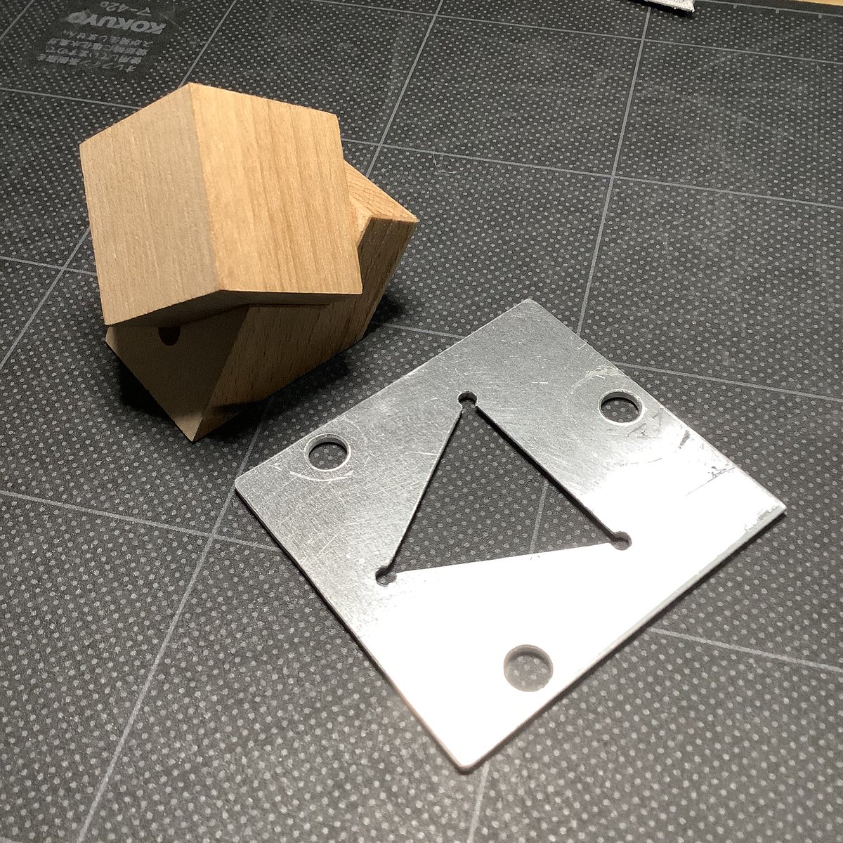 かざいん もひとつ治具製作 最初の治具に立方体を載せると 立方体の対角線が垂直になる 姿勢になります 切削準備完了