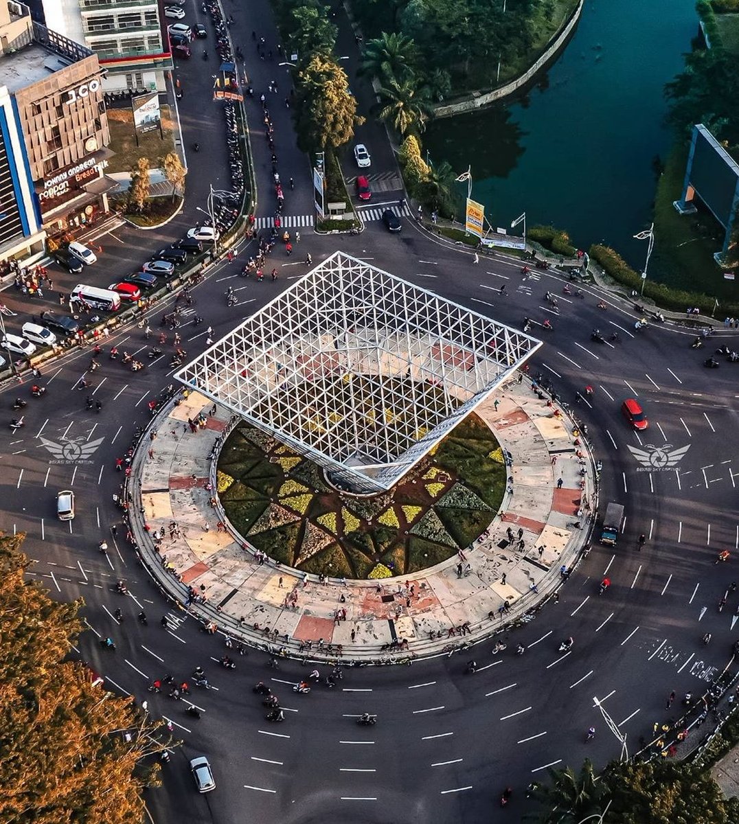 Zona B:Daerah Belah Rel.Daerah yang ketempelan jalur rel dan tiga stasiun commuter line: Kranji, Bekasi, dan Bekasi Timur. Paling cocok buat anak kereta.Ikonnya: Summarecon Bekasi dong. Bisa sepedahan cantik, nongkrong cantik, sambil nonton artis manggung di marih.