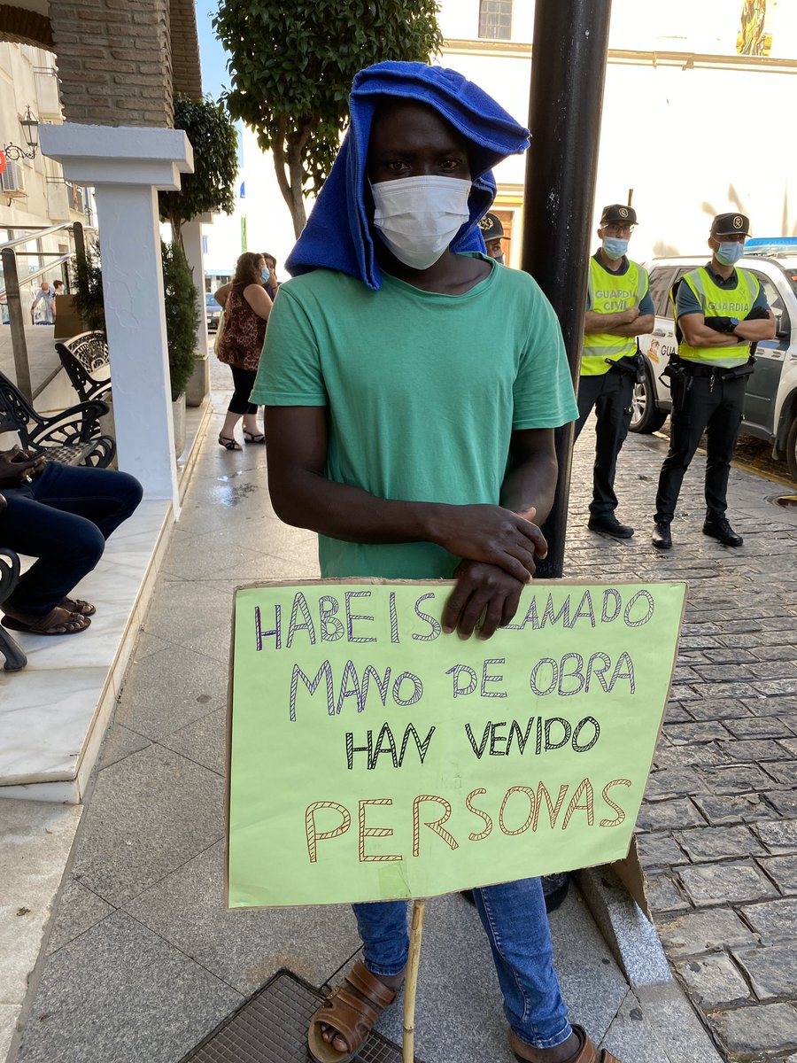 "Habéis llamado a mano de obra. Han venido personas". Concentración ante el Ayuntamiento de Lepe. Foto de <a href="/asnuci/">ASNUCI</a>.