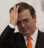 jrisco's tweet photo. Dice el presidente que él reducirá y aportará 25% de su sueldo para amortiguar la crisis ocasionada por el Covid19. 

En tanto su gabinete y cercanos. https://t.co/8xm46EQ6xt