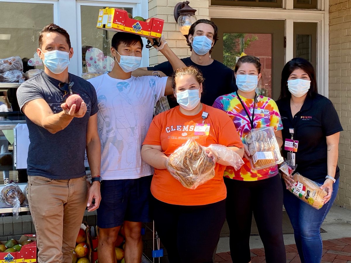 GreerRelief's tweet photo. Last Friday a group of young physicians from @ghs_org Prisma Health Greer, spent their day volunteering. They spent time speaking with their new neighbors, sorting through donations, providing neighbors with bread and fruit, and assembling meal kits. #HelpingNeighborsThrive https://t.co/bFmIs2ICDZ