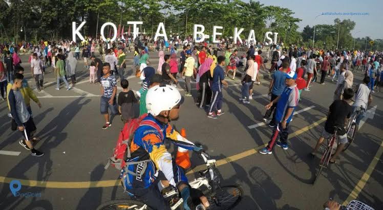 Zona C:Daerah Central, jantungnya Bekasi.Daerah pusat pemerintahan yang diapit rel kereta, kalimalang, JORR, dan Tol Japek. Ada kantor pemerintahan, pusat-pusat perbelanjaan, dll.Ikonnya: Jl. K.H. Noer Ali, tempat CFD kebanggaan warga Kota Bekasi