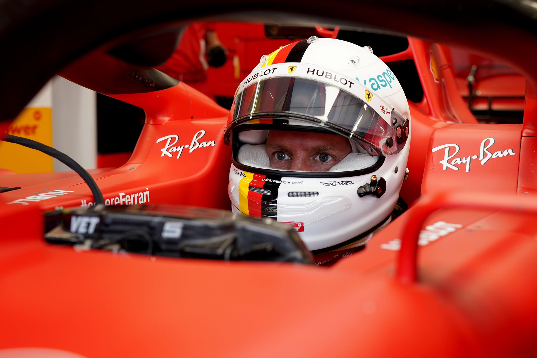 Sebastian Vettel és a Ferrari volt a leggyorsabb az esős második szabadedzésen
