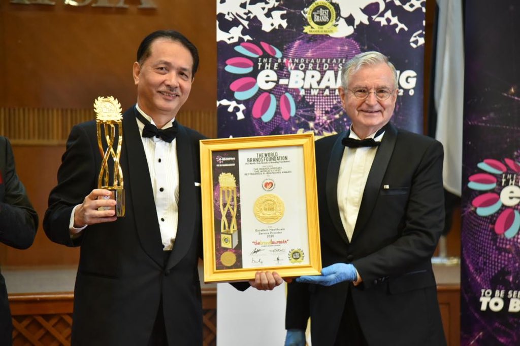 zukiAli_'s tweet photo. Tahniah buat @DGHisham, Ketua Pengarah Kesihatan dan @KKMPutrajaya atas anugerah The BrandLaureate Awards - Outstanding BrandLeadership Award 2020 dan Certificate of Recognition and Appreciation oleh The World Brands Foundation sebagai..https://t.co/fOPBSMK08R https://t.co/tSbOZIj37G