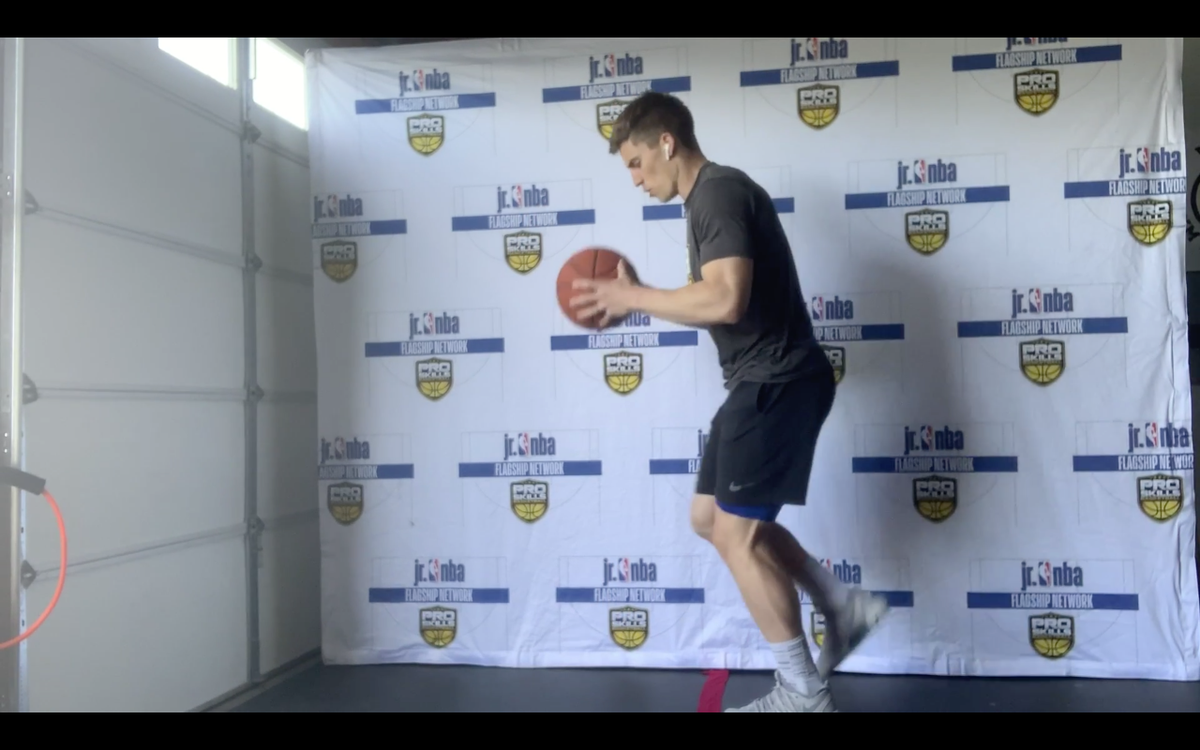 ProSkillsBball's tweet photo. Looking to get your head above the rim? This 15-Minute Vertical Jump & Plyometric Footwork Workout will have you getting π in no time! #PSBplus πβ‘οΈ https://t.co/nNWyl6WenG https://t.co/rWeKTTGRWZ