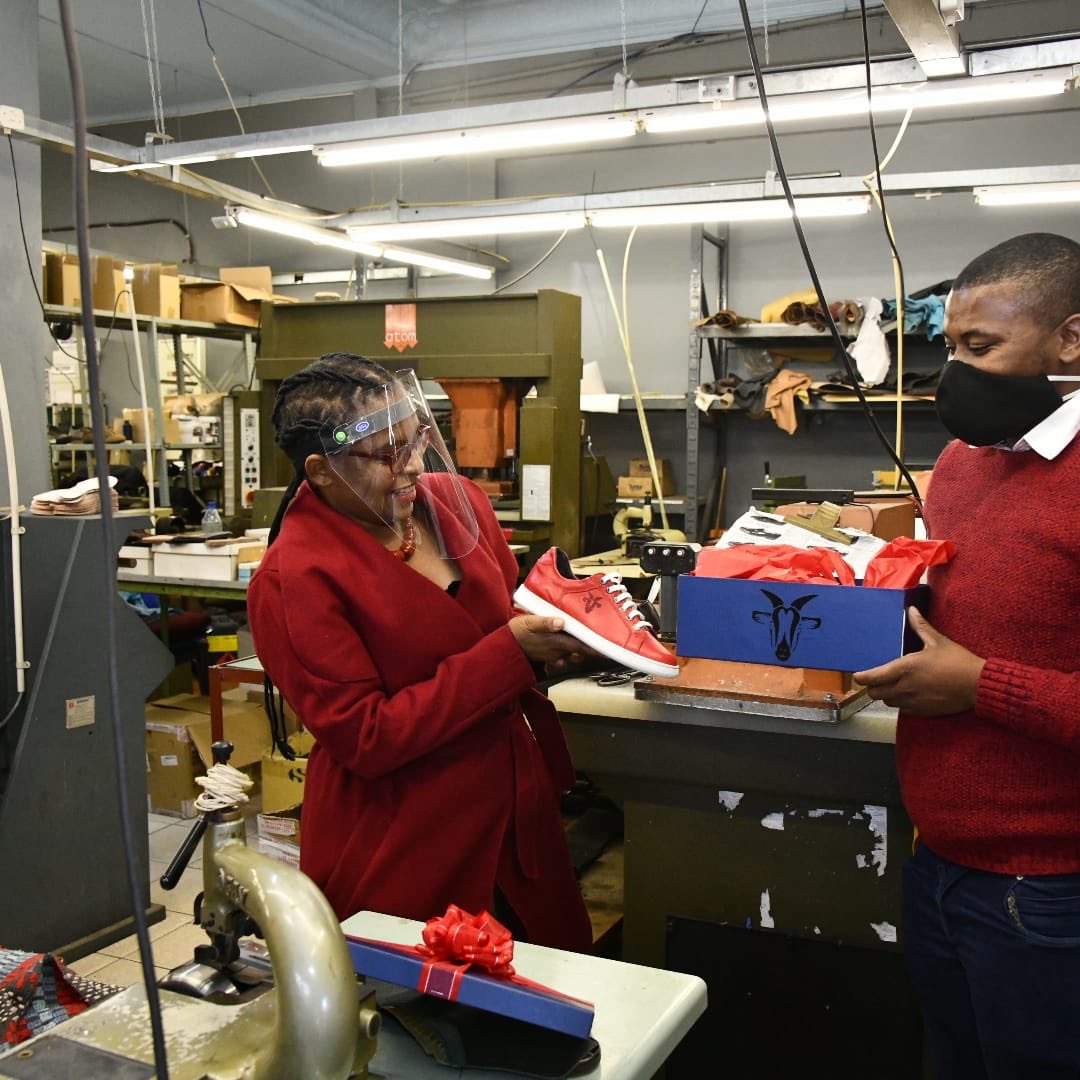 sedfa_dsbd's tweet photo. Minister of Small Business Development Khumbudzo Ntshavheni visited Goran Footwear Manufacturers in Johannesburg in support and promotion of small scale manufacturers in the clothing, textile and leather sector. https://t.co/e7TcoDR8ue