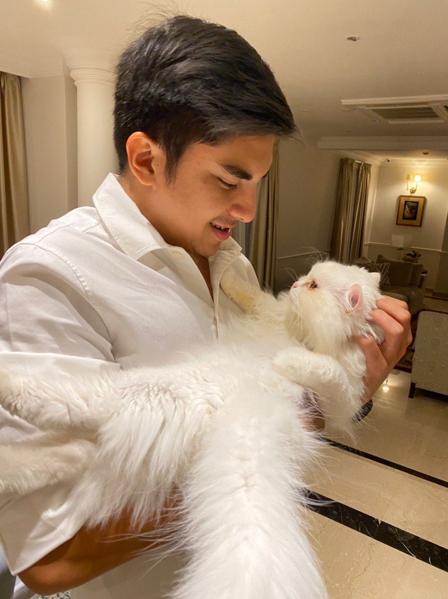 SyedSaddiq's tweet photo. Semalam turn Toby. Hari ni turn Meow Meow pula.

Terima kasih para pegawai SPRM yang bertugas lebih masa hari ini atas layanan yang baik dan profesional.

Sekali lagi, saya tak ada nak sembunyikan apa apa. Berani kerana benar.✌🏽 https://t.co/6M2m3j6bQL