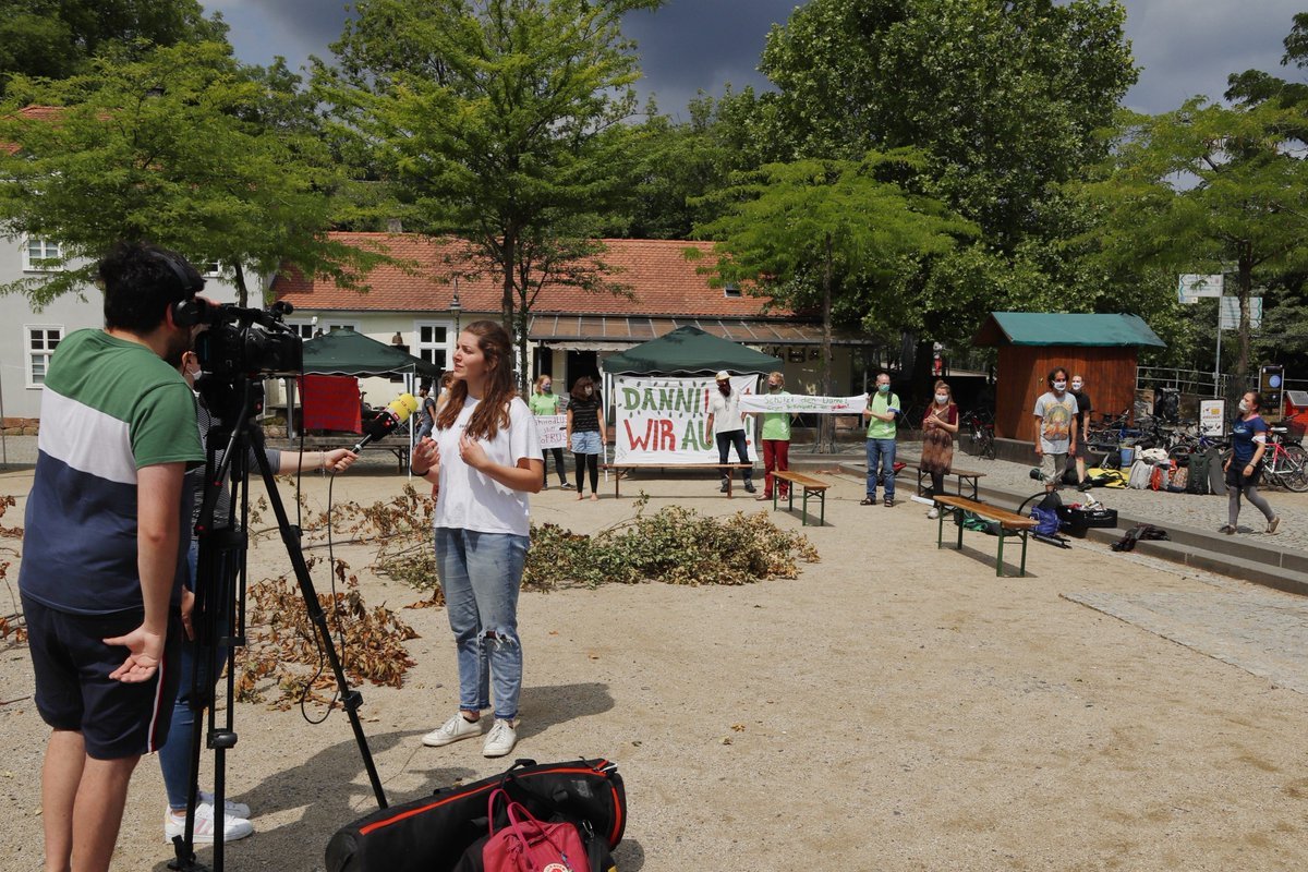 Die 24 Stunden Mahnwache hat mit Interviews von RTL Hessen, HR und Osthessen News begonnen. 
Der Skandal, dass in Hessen trotz #ClimateEmergency die #A49 durchs Trinkwasserschutzgebiet gebaut wird, kommt ans Licht.
Der Widerstand wächst.
Jetzt beginnt die Fahrraddemo am Hbf.